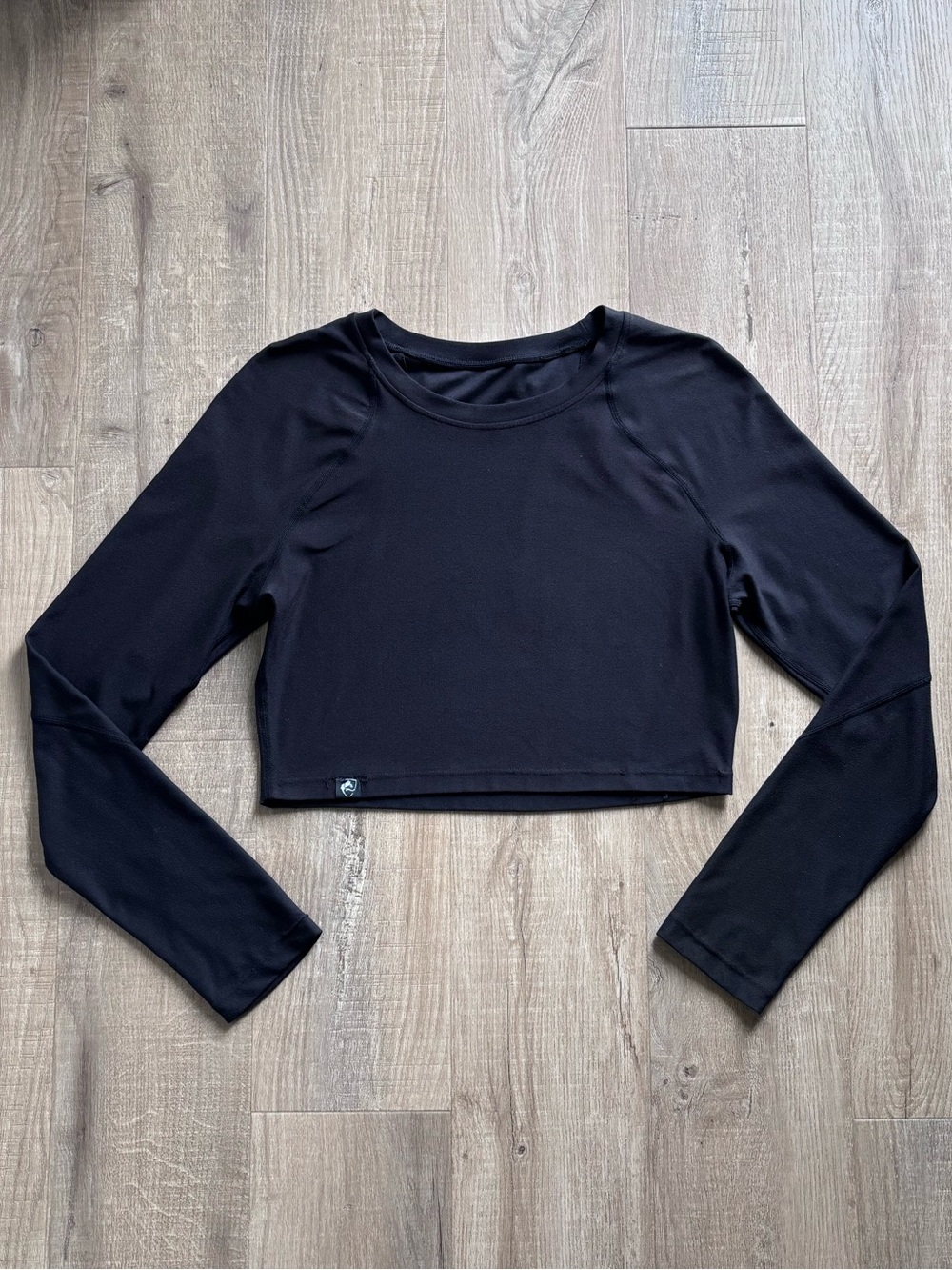 Alphalete Long Sleeve Crop Top in Black